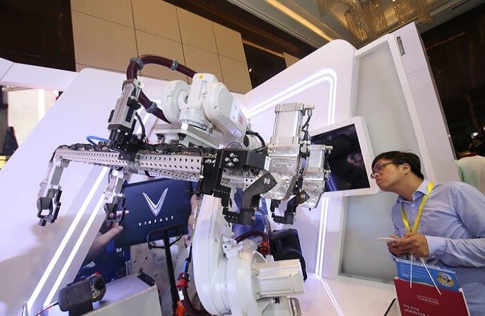 Robot được sử dụng trong nhà máy sản xuất ô tô VinFast