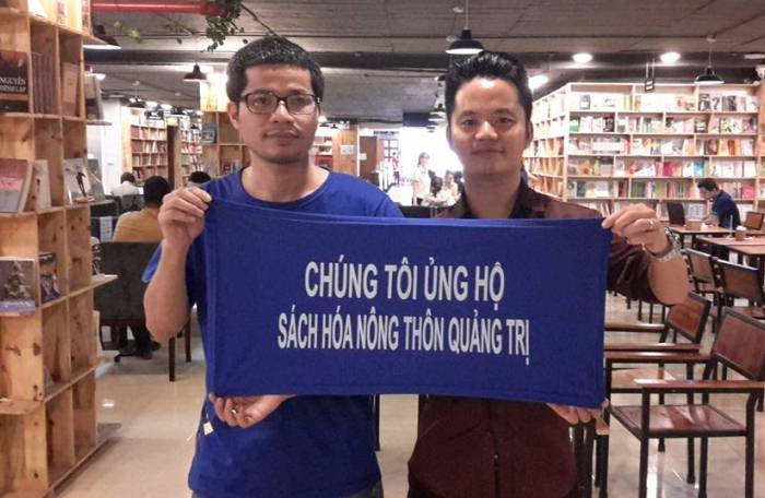 Nguyễn Quang Thạch (trái) trong một hoạt động vận động cho Sách hóa nông thôn. Ảnh: TL