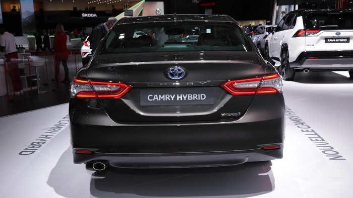 toyota camry%20%282%29 Toyota Camry hybrid 2019 trình làng phiên bản tiết kiệm nhiên liệu