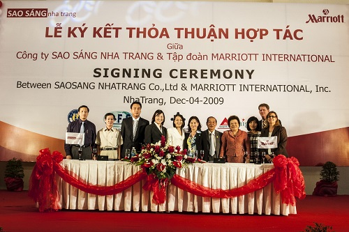 Lễ ký hợp tác giữa Công ty Sao Sáng Nha Trang với tập đoàn Mariott năm 2009.