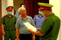Ông Nguyễn Chiến Thắng, cựu chủ tịch UBND tỉnh Khánh Hòa, nghe đọc lệnh bắt giam.