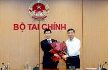 Thứ trưởng Bộ Tài chính Tạ Anh Tuấn trao quyết định cho tân Cục trưởng Cục Quản lý giá Nguyễn Minh Tiến (veste đen).