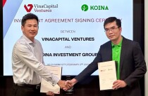 Ông Trung Hoàng - Giám đốc của VinaCapital Ventures và ông Thi Nguyễn - Đồng sáng lập kiêm Chủ tịch HĐQT của Koina bắt tay tại buổi ký kết.
