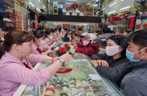 Người dân mua vàng tại cửa hàng vàng Kim Khánh - Việt Hùng (đường Âu Cơ, quận Liên Chiểu, TP. Đà Nẵng).