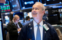 Thị trường tiếp tục phủ sắc xanh, Dow Jones tăng hơn 1500 điểm sau 2 ngày.