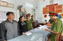 Cơ quan CSĐT đọc lệnh khởi tố bị can, bắt tạm giam vợ chồng ông Hoàng, bà Nguyên. Ảnh: CACC