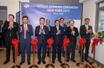 Thủ tướng Phạm Minh Chính (thứ ba từ phải sang) cùng các quan khách cắt băng khánh thành văn phòng FPT Software tại New York. Ảnh: Nhật Bắc