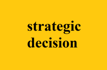 Quyết định chiến lược (strategic decision) là các quyết định do cán bộ quản lý cao cấp nhất đưa ra để xác định những mục tiêu cơ bản dài hạn của một doanh nghiệp và hình thành kế hoạch chung để đạt được chúng.