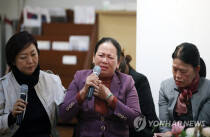 Bà Nguyễn Thị Thanh (giữa) làm chứng tại toà án năm 2019.