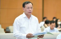 Phó Chánh án Thường trực Tòa án nhân dân tối cao Nguyễn Trí Tuệ trình bày Tờ trình tại phiên họp - Ảnh: Quochoi.vn.