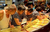 Người Trung Quốc đổ xô mua vàng bất chấp giá cao, đẩy giá tăng sốc