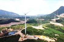 Một “cánh đồng” điện gió phía Tây tỉnh Quảng Trị.