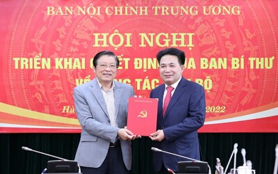 Ông Phan Đình Trạc - Trưởng Ban Nội chính Trung ương trao quyết định và chúc mừng ông Nguyễn Văn Yên (phải).