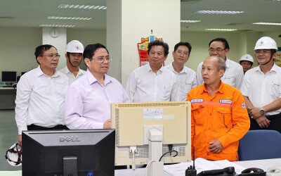 Thủ tướng Phạm Minh Chính thăm và làm việc tại nhà máy nhiệt điện Ô Môn I.