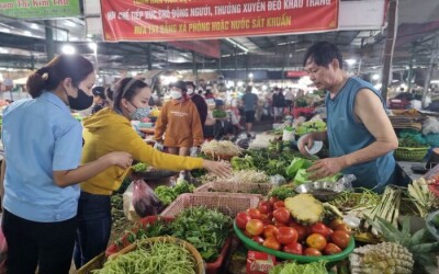 Người dân Đà Nẵng đổ về các chợ mua thực phẩm tích trữ chống bão.