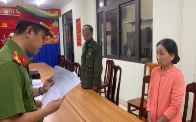 Công an TP. Đà Nẵng đọc quyết định khởi tố bà Nguyễn Thị Thùy Hương - Giám đốc Doanh nghiệp tư nhân Dệt Đa Phước.