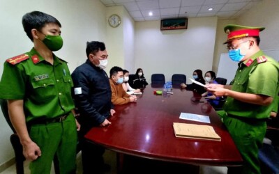 Cơ quan CSĐT Công an TP. Đà Nẵng tống đạt quyết định khởi tố bị can và bắt tạm giam đối với Nguyễn Quang Trung.