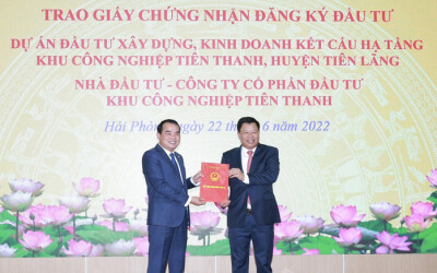 Ban quản lý khu kinh tế Hải Phòng trao giấy phép đầu tư cho Công ty Cổ phần đầu tư khu công nghiệp Tiên Thanh.