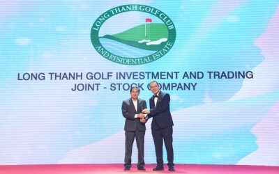 Ông Nguyễn Hữu Thanh - Phó tổng giám đốc Công ty Cổ phần Đầu tư và Kinh doanh Golf Long Thành, nhận cúp “Nơi làm việc tốt nhất châu Á” năm 2022.