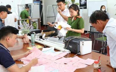 Công an khám xét trụ sở Văn phòng FVP Trade Quảng Bình Ảnh: HOÀNG PHÚC
