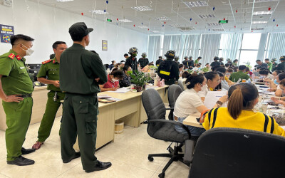 Lực lượng chức năng khám xét hai công ty tại Quảng Nam. Ảnh: CACC.