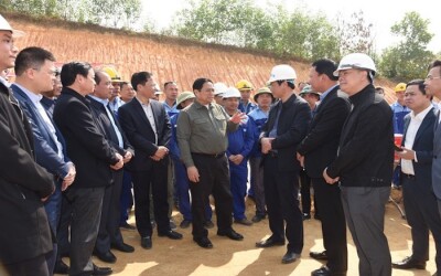 Thủ tướng Phạm Minh Chính đi thực tế tại dự án cao tốc Tuyên Quang - Phú Thọ. Ảnh: Nhật Bắc