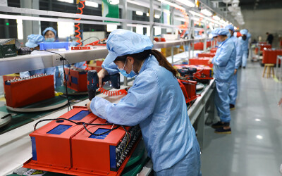 Bên trong một nhà máy sản xuất pin tại Trung Quốc.