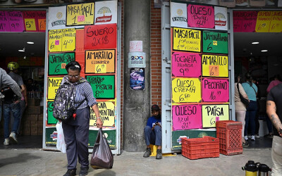 Bên ngoài một cửa hàng ghi giá các sản phẩm tại Venezuela.