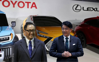 Ông Akio Toyoda (trái) sẽ chuyển vị trí giám đốc điều hành Toyota cho ông Koji Sato (phải).