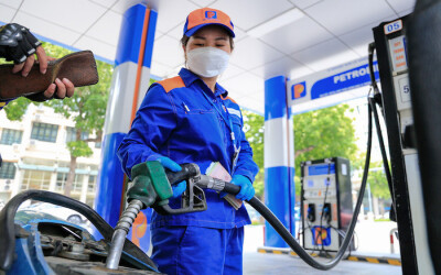 Bộ Công Thương đề xuất để doanh nghiệp tự quyết định giá xăng dầu.