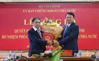 Ông Lương Hải Sinh (trái) làm Phó chủ tịch Ủy ban Chứng khoán Nhà nước