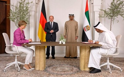 Thủ tướng Đức Olaf Scholz và Tổng thống UAE Mohammed bin Zayed Al Nahyan chứng kiến lễ ký kết bản ghi nhớ về việc cung cấp LNG dài hạn.