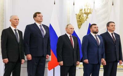 Tổng thống Nga Vladimir Putin (giữa) cùng lãnh đạo 4 khu vực Lugansk, Donetsk, Kherson và Zaporizhia.