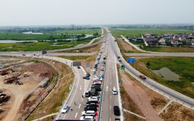 Chiều 28/4, xe 30km cao tốc Bắc Nam đoạn Diễn Châu - Bãi Vọt chính thức thông xe kỹ thuật.