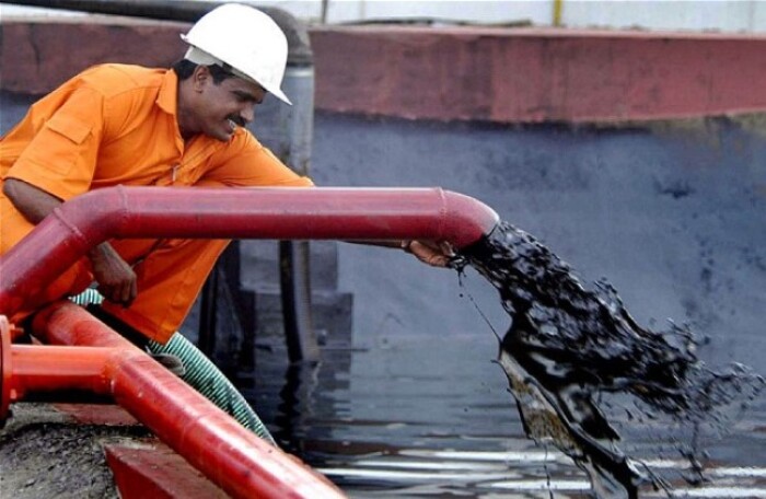 Giá dầu chính thức rớt mốc 30 USD/thùng