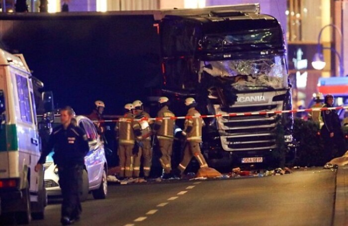 Xe tải lao vào phiên chợ Giáng sinh ở Đức, gợi nhớ vụ khủng bố ở Nice