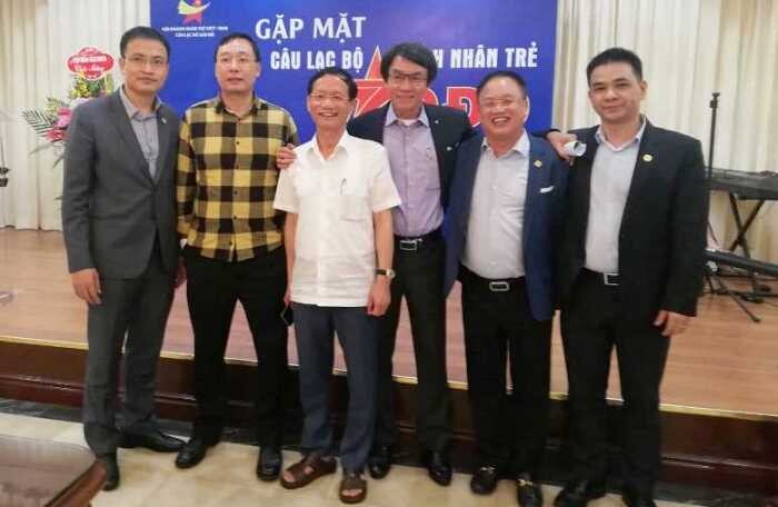 Doanh nhân Vũ Văn Tiền chuyển giao chức Chủ tịch Câu lạc bộ Sao Đỏ cho doanh nhân Nguyễn Cảnh Hồng