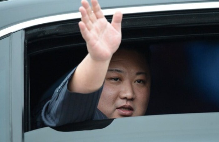 Đoàn vệ sĩ chạy theo xe chở ông Kim Jong-un rời ga Đồng Đăng