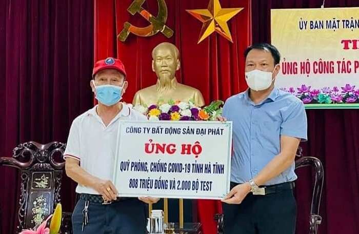 Doanh nhân Trần Văn Toàn đã trao tặng hơn 800 triệu đồng cho UBND tỉnh Hà Tĩnh