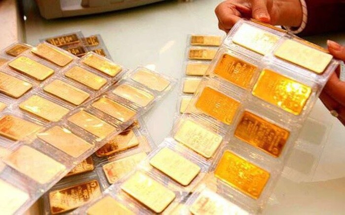 Giá vàng hướng về đỉnh mốc 62 triệu, xuất hiện xu hướng bán vàng để chốt lãi