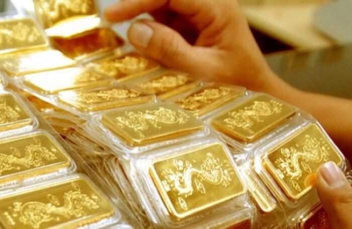 Giá vàng giảm mạnh do hàng chục tấn vàng được bán chốt lãi