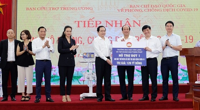 Đại học Văn Lang và Tập đoàn Vạn Thịnh Phát tặng Bộ Y tế 500 máy thở trị giá 120 tỷ đồng