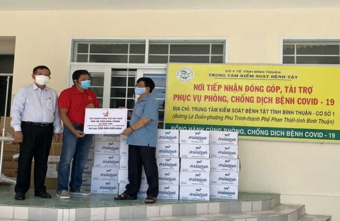 Hội Doanh nhân trẻ Việt Nam tổ chức trao máy thở, vật tư thiết bị y tế hỗ trợ chống dịch