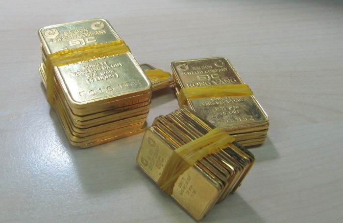 Giá vàng tăng mạnh, mua vàng để tự 'bảo hiểm' trước kinh tế bất ổn