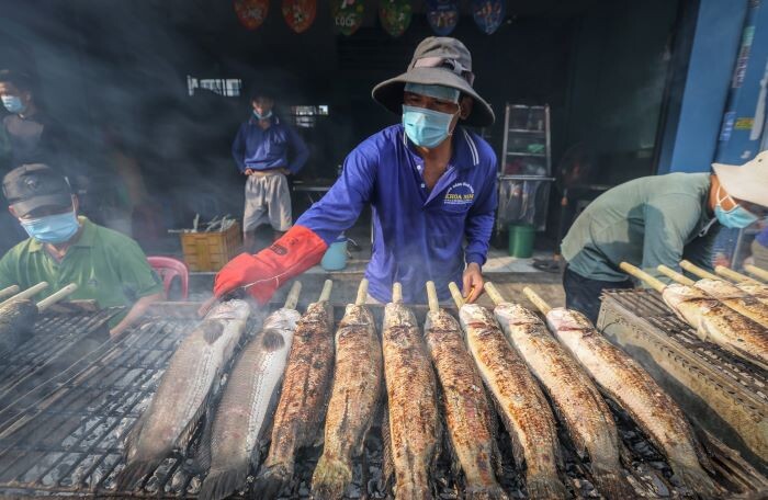 TP. HCM: Hàng trăm tấn cá lóc nướng sẵn sàng phục vụ ngày vía Thần Tài