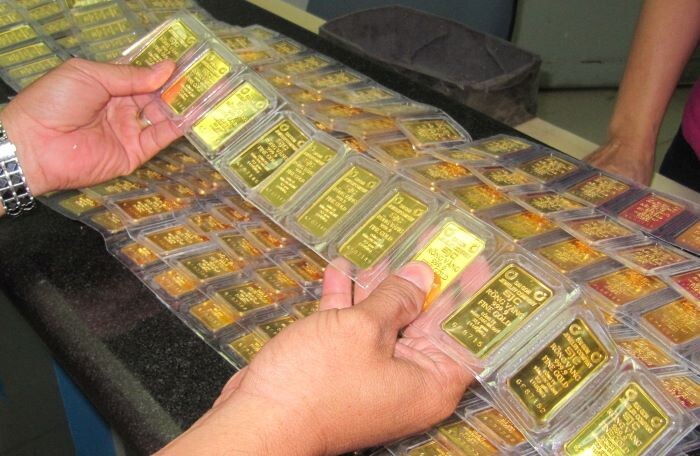Nghịch lý vàng thế giới giảm 120 USD/ounce trong 3 tuần, vàng trong nước lại tăng nhẹ
