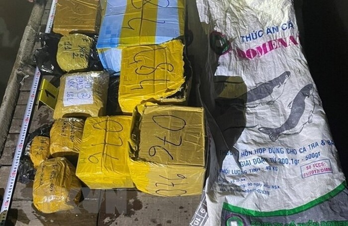 Bắt giữ 19kg kim loại nghi vàng vận chuyển lậu từ Campuchia về Việt Nam