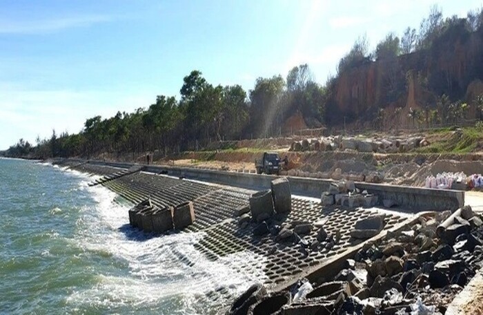 Bờ kè biển ở Bình Thuận: Xây sai vị trí, bê tông không đạt chất lượng