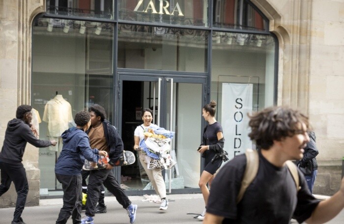 Trong cơn bạo động, dân Pháp tràn vào Louis Vuitton, Zara, Apple 'hôi của'