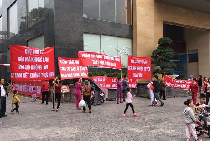 Chung cư 25 Tân Mai: Người dân biểu tình vì chủ đầu tư thất hứa